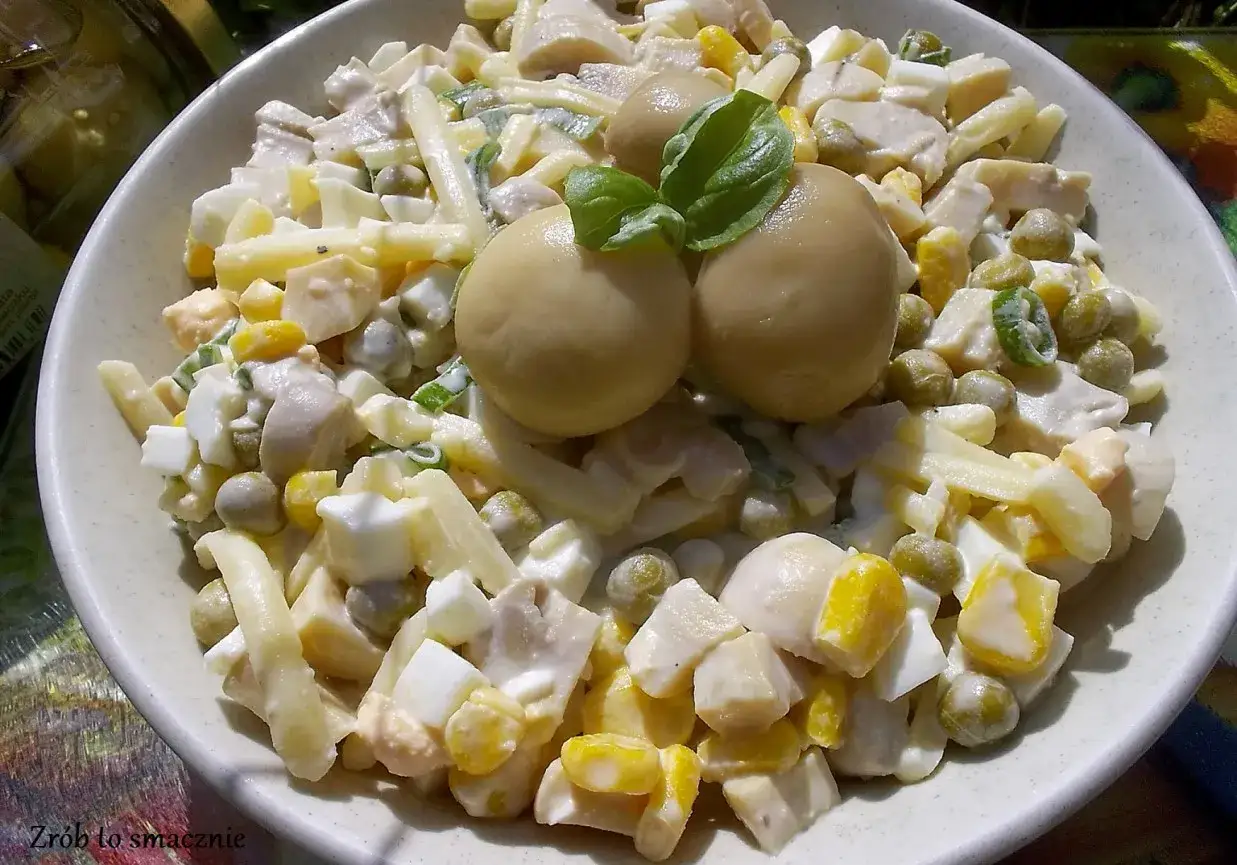 Pyszna sałatka z pieczarkami marynowanymi, jajkiem, kukurydzą i makaronem, polana kremowym sosem. Idealna na każdą okazję!