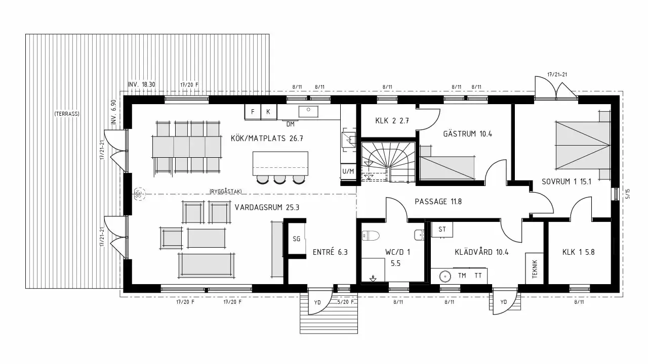 Planlösning av ett hus med kök, vardagsrum, sovrum och gästrum. En utbyggnad gavel syns till höger.