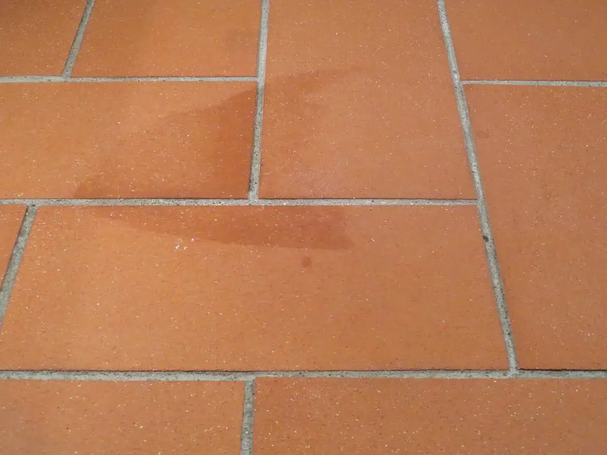 Macchia d'olio sul pavimento in cotto. Ecco come togliere l'olio dal pavimento con metodi efficaci.