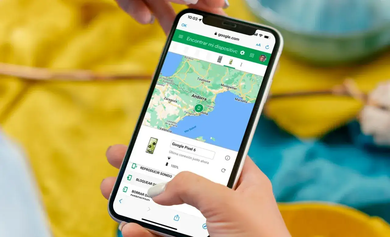 Mano usando un m&oacute;vil para buscar moviles por GPS en el mapa de Google. Se ve la ubicaci&oacute;n de un Google Pixel 6 en Espa&ntilde;a.