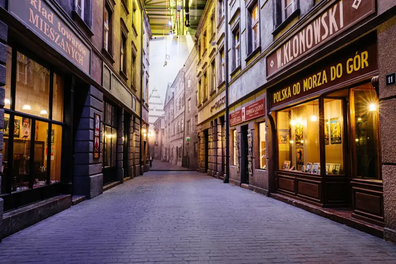 Ulica w stylu retro, przypominająca scenografię z filmu o II wojnie światowej. Wystawa sklepu 