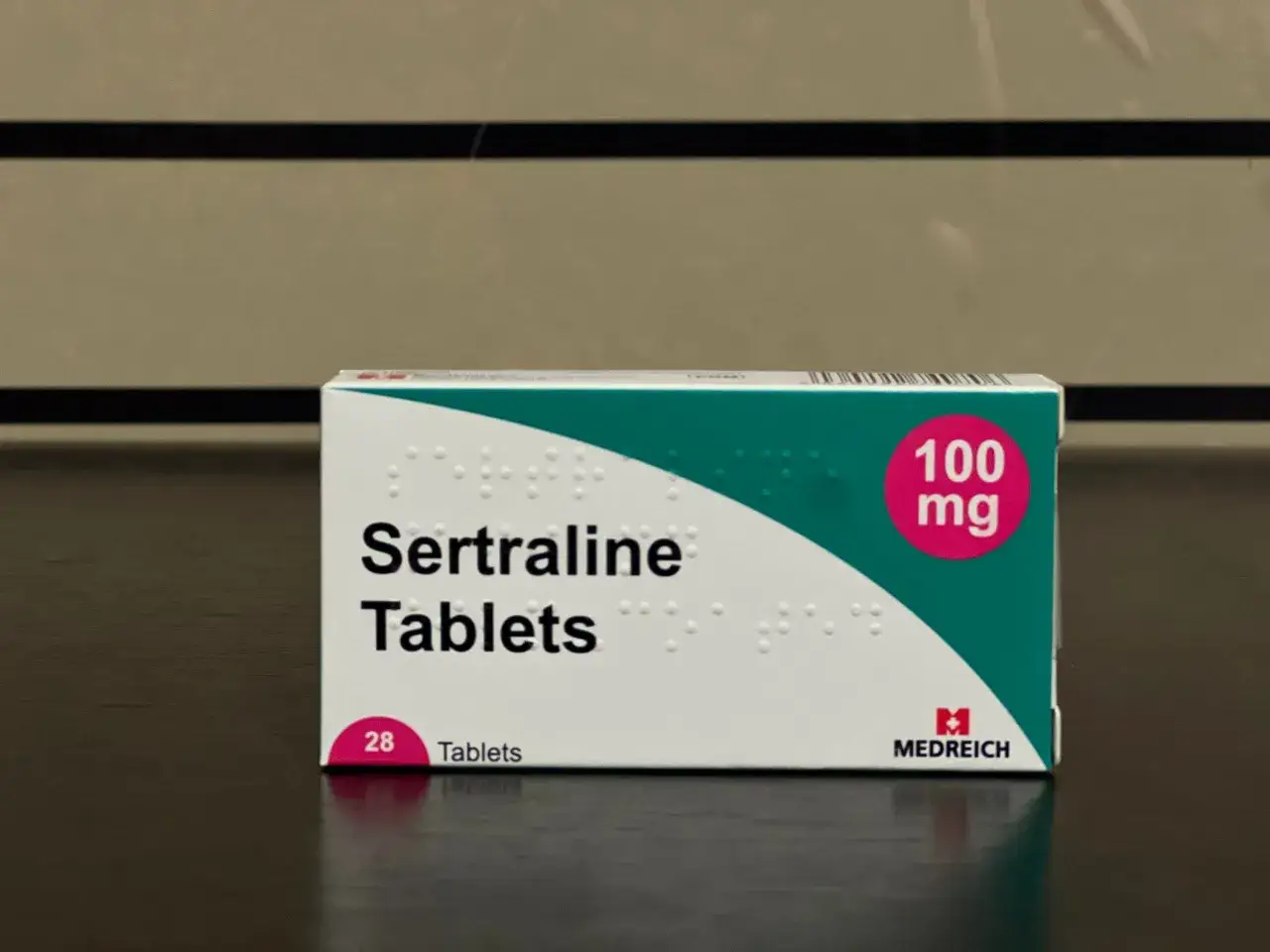 Opakowanie Sertraline Tablets 100 mg, 28 tabletek. Lek stosowany w leczeniu depresji i zaburzeń lękowych.