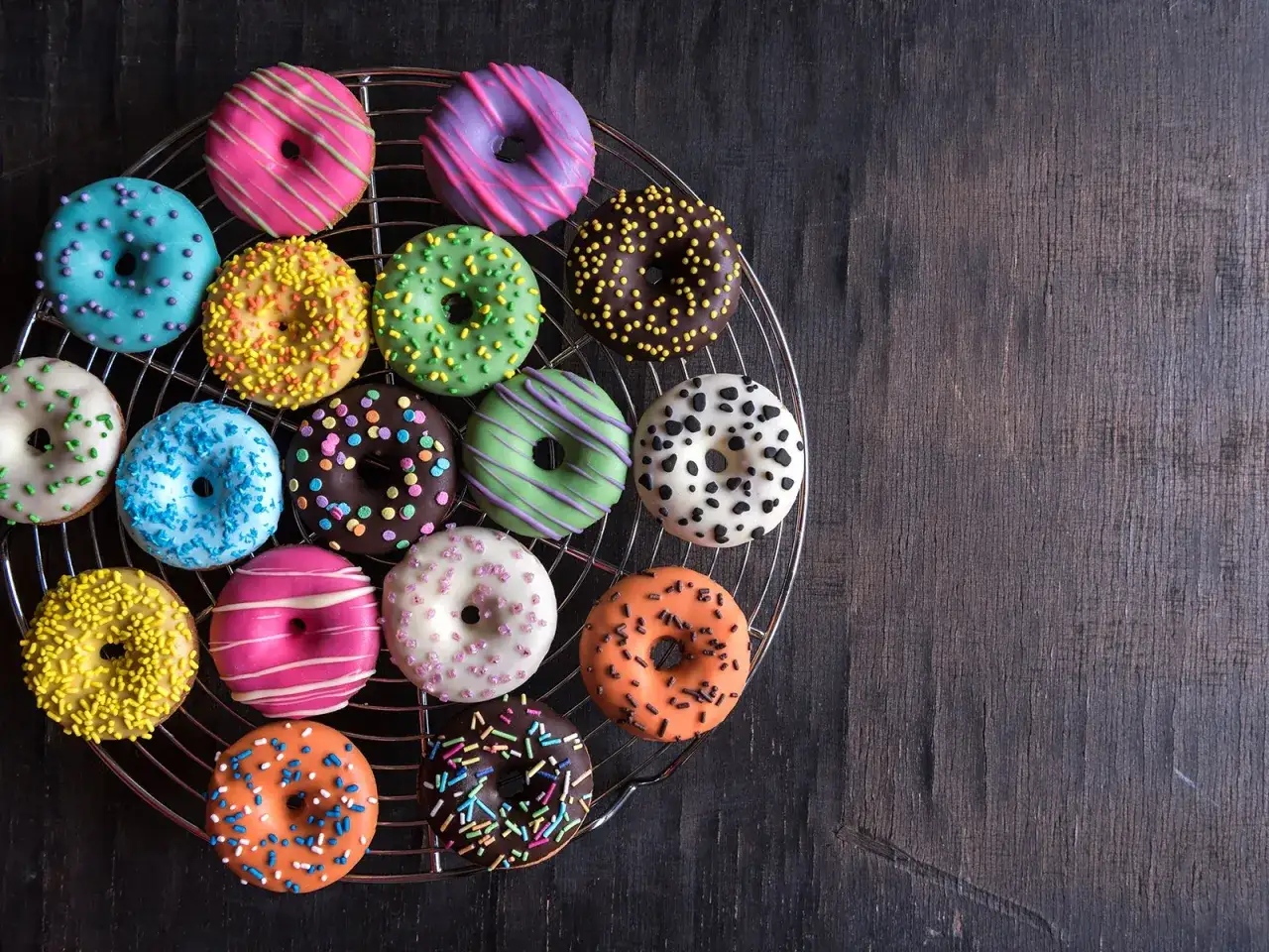 Bunte Mini Donuts auf einem Gitter, perfekt für ein Mini Donuts Rezept.