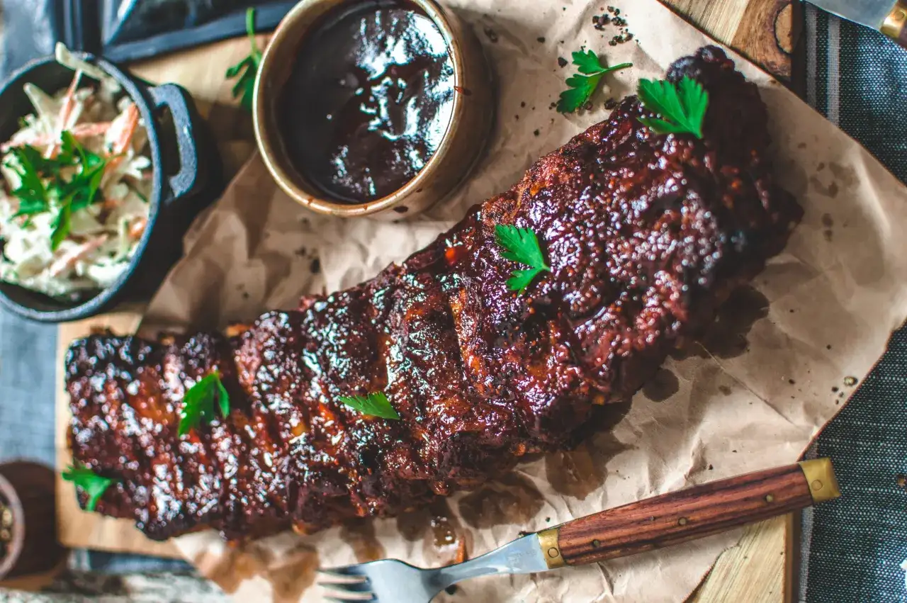 Saftiga grillade revben med en m&ouml;rk glaze, serverade med en sk&aring;l coleslaw och en liten sk&aring;l BBQ-s&aring;s.
