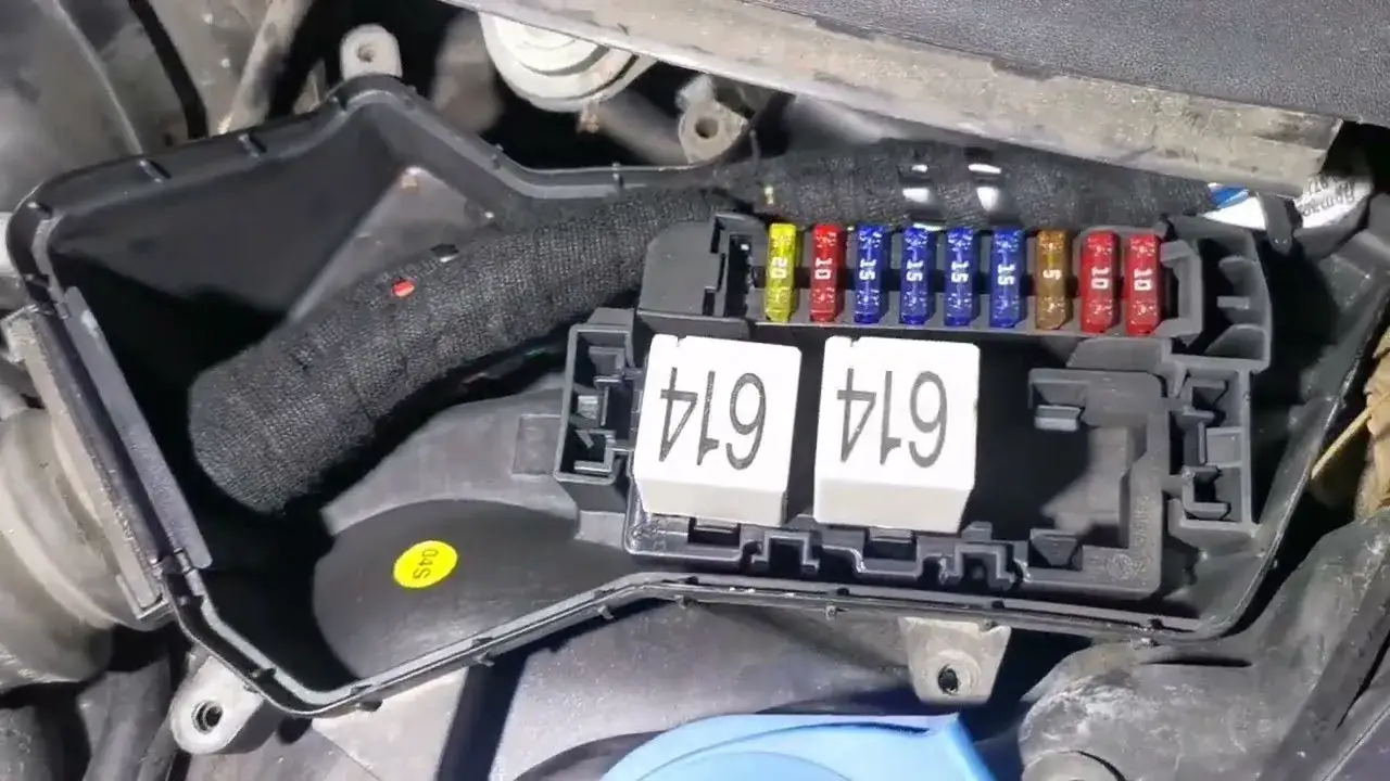 Audi A6 C6 lokalizacja skrzynek bezpieczników
