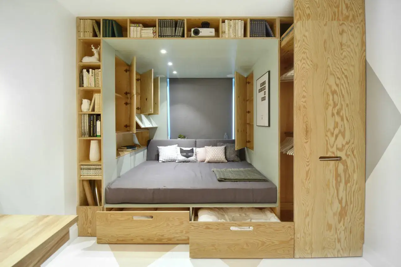 Chambre adulte optimis&eacute;e : lit int&eacute;gr&eacute; avec rangements, &eacute;tag&egrave;res et armoire en bois. Id&eacute;al pour savoir comment ranger sa chambre adulte.