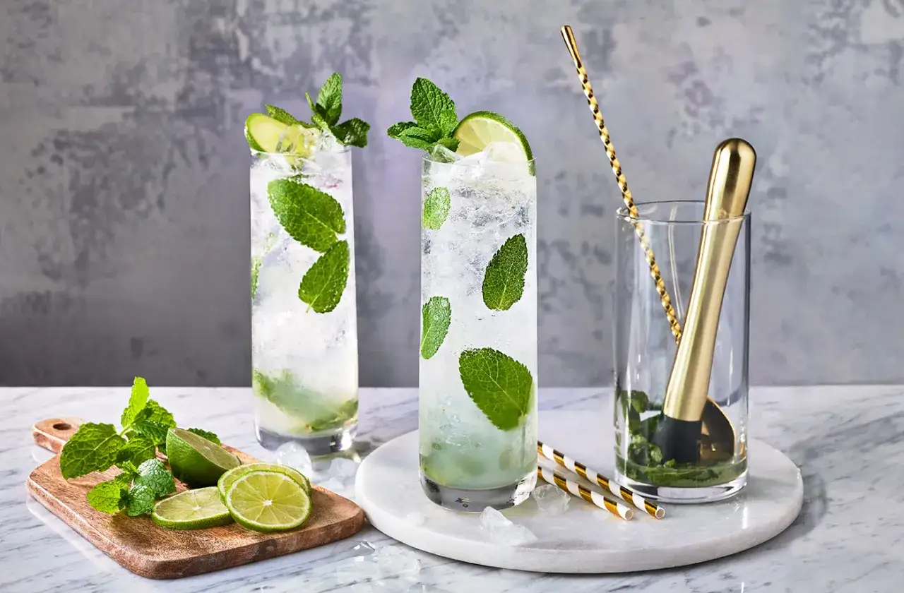 Dwa orzeźwiające mojito z miętą i limonką, idealne na lato. Oto prosty mojito przepis.