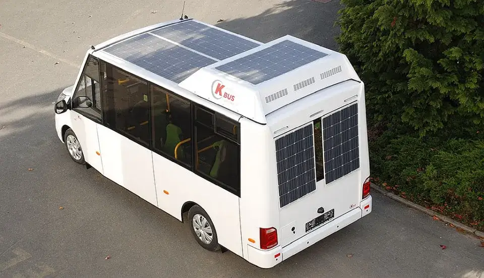 autokar z lukami bagażowymi i autobus niskopodłogowy