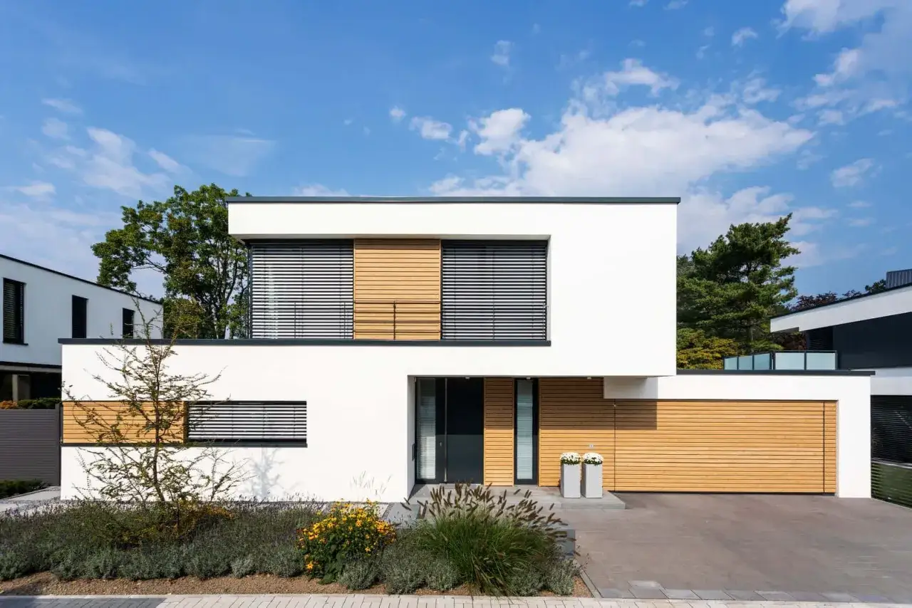 Moderne Hausfassade mit weißen Putzflächen und Holzverkleidung. Tolle hausfassade farbe beispiele für ein stilvolles Zuhause.