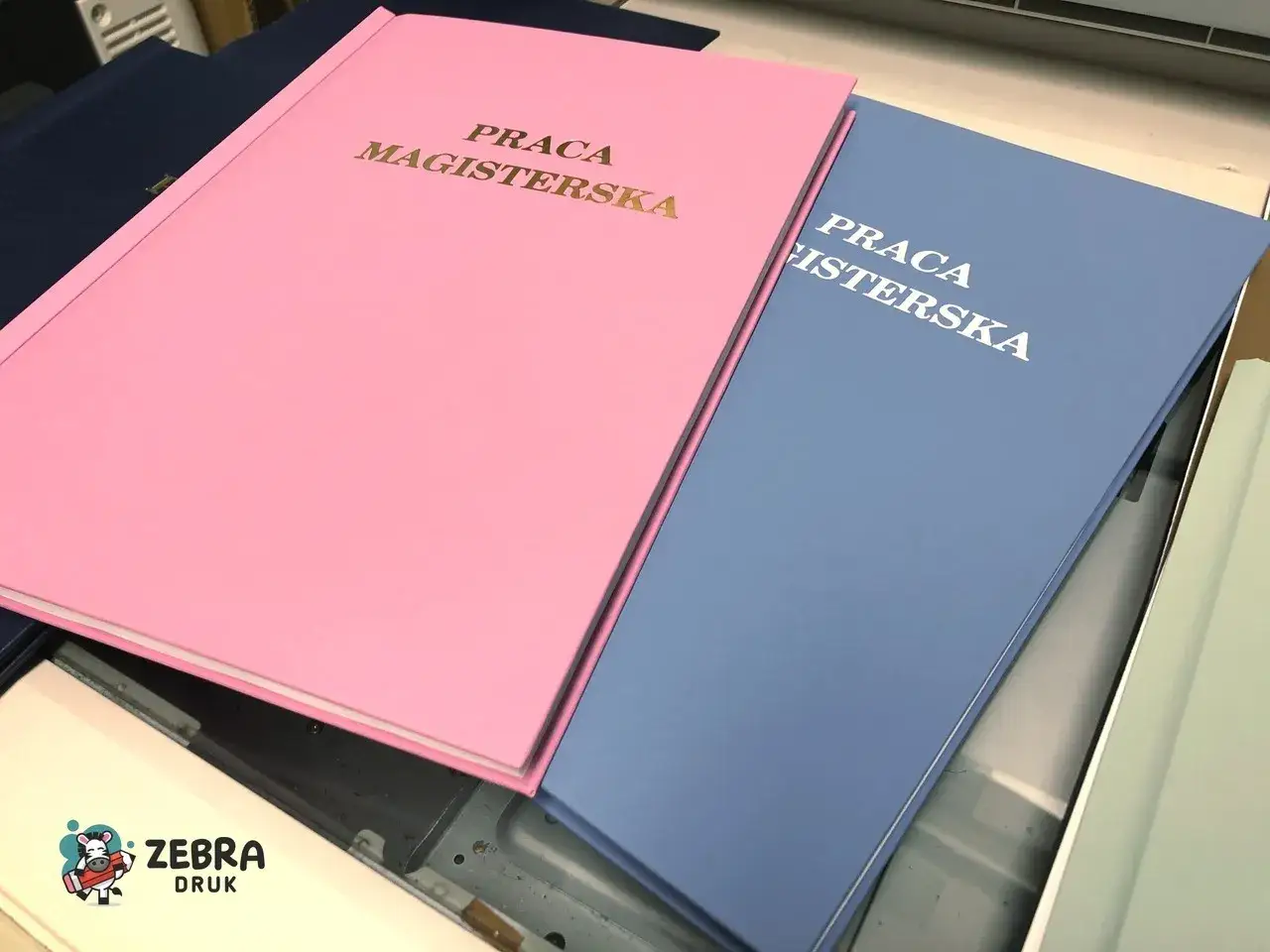 R&oacute;żowa i niebieska praca magisterska, gotowa do odbioru. Profesjonalne prace introligatorskie.