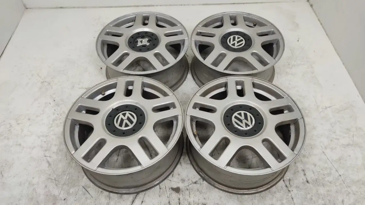 Cztery aluminiowe felgi do Volkswagena Golfa IV. Rozstaw śrub 5x100.