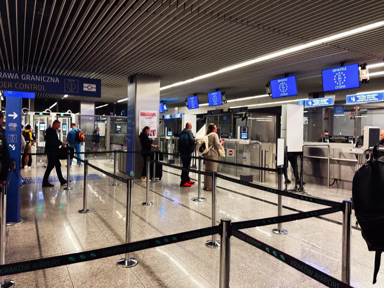 Kraków Airport, kontrola graniczna. Czy do Egiptu potrzebny jest paszport? Tu obywatele UE, EOG i Szwajcarii przechodzą kontrolę.