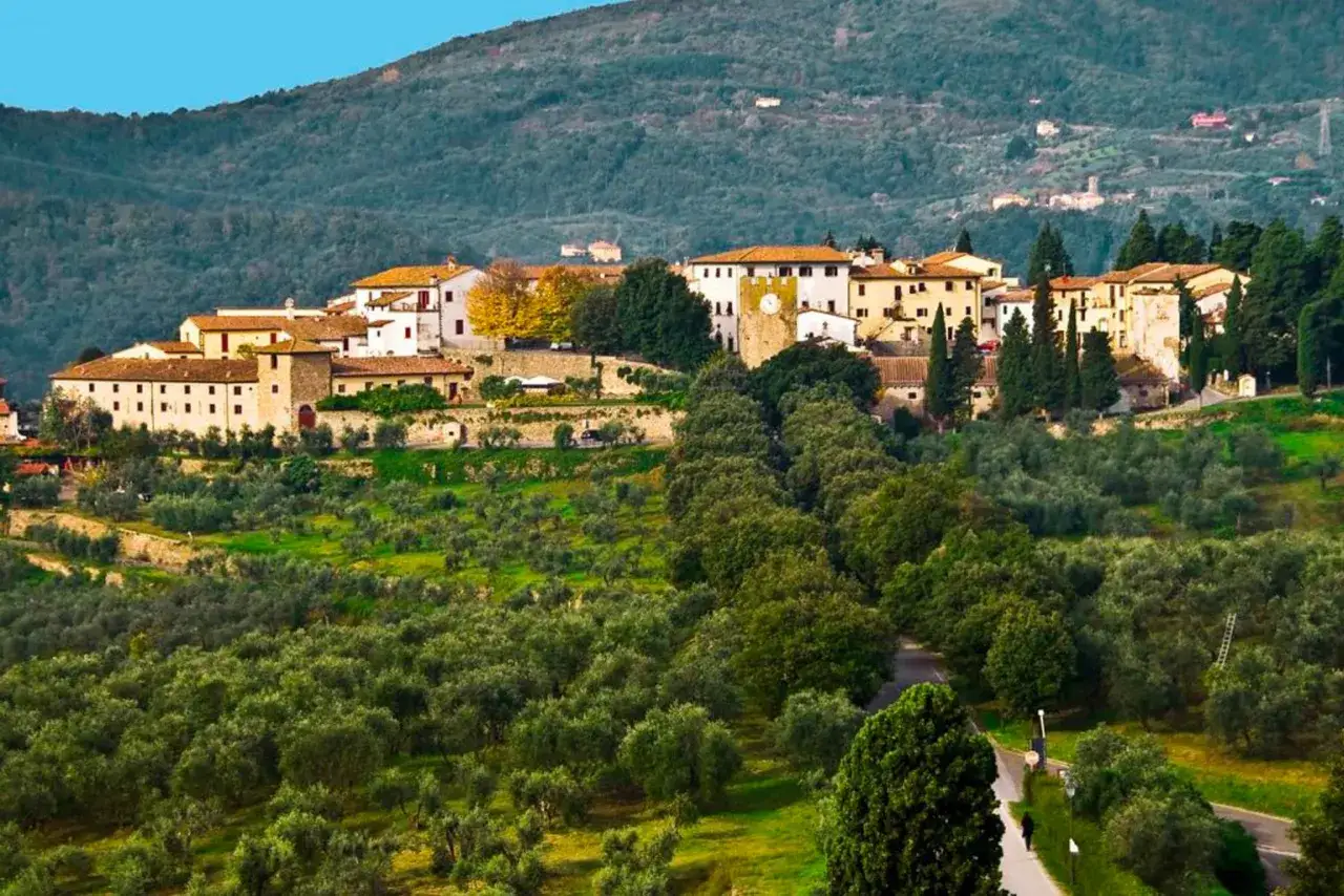 Carmignano: borgo toscano con uliveti e case antiche. Un luogo incantevole da scoprire, tra storia e paesaggi mozzafiato.