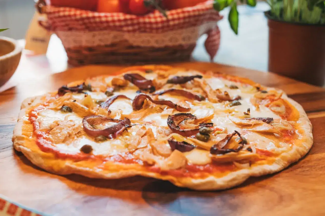 Eine köstliche Thunfisch Pizza, inspiriert vom italienischen Rezept, mit Zwiebeln und Kapern auf knusprigem Teig.
