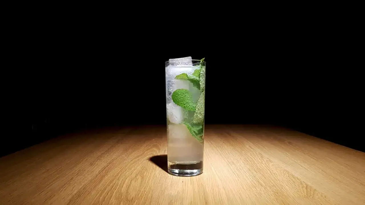 Erfrischender Drink mit Eis und Minze. Was ist Soda? Wahrscheinlich eine leichte, sprudelnde Limonade.