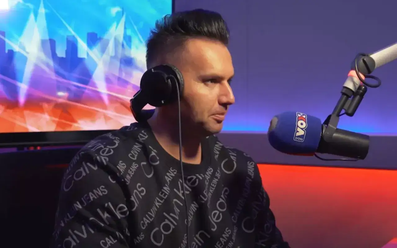 Mężczyzna w słuchawkach i bluzie z logo Calvin Klein przygotowuje się do nagrania, czuć już extazy disco polo!