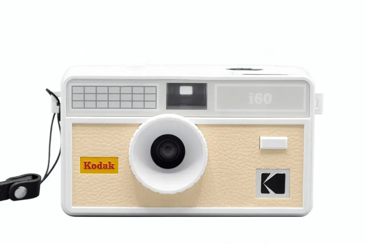 Biały aparat Kodak i60 z beżowym panelem, gotowy do uwiecznienia wspomnień na kliszy.