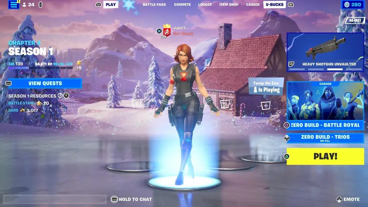 Czarna Wdowa z Fortnite gotowa do akcji w zimowej scenerii.