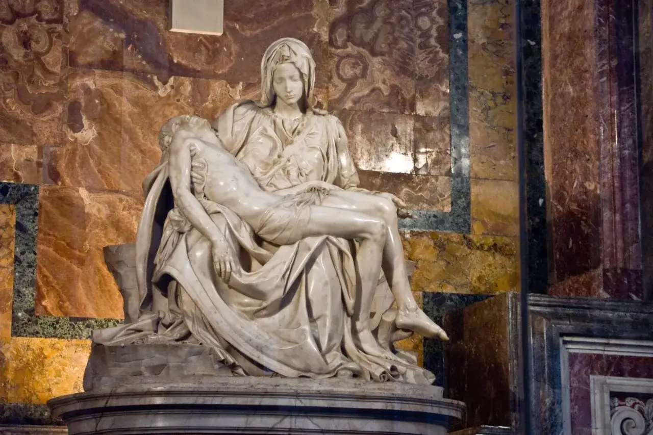 La Pietà, chef-d'œuvre de la statue michel ange, représente la Vierge Marie tenant le corps du Christ.