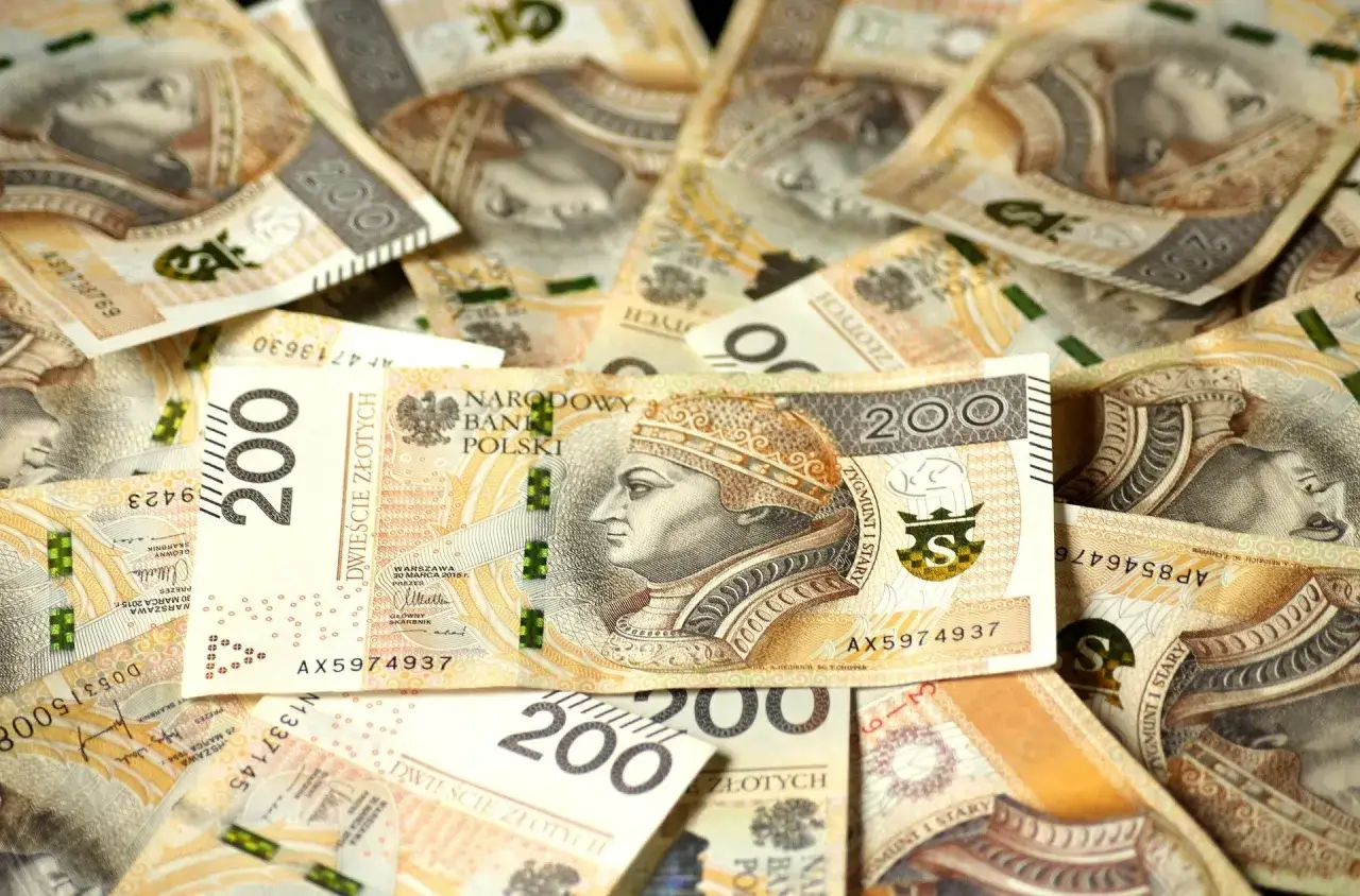 Kupa banknot&oacute;w po 200 złotych. Marzenie o wygranej w Eurojackpot staje się bliższe z takim bogactwem.