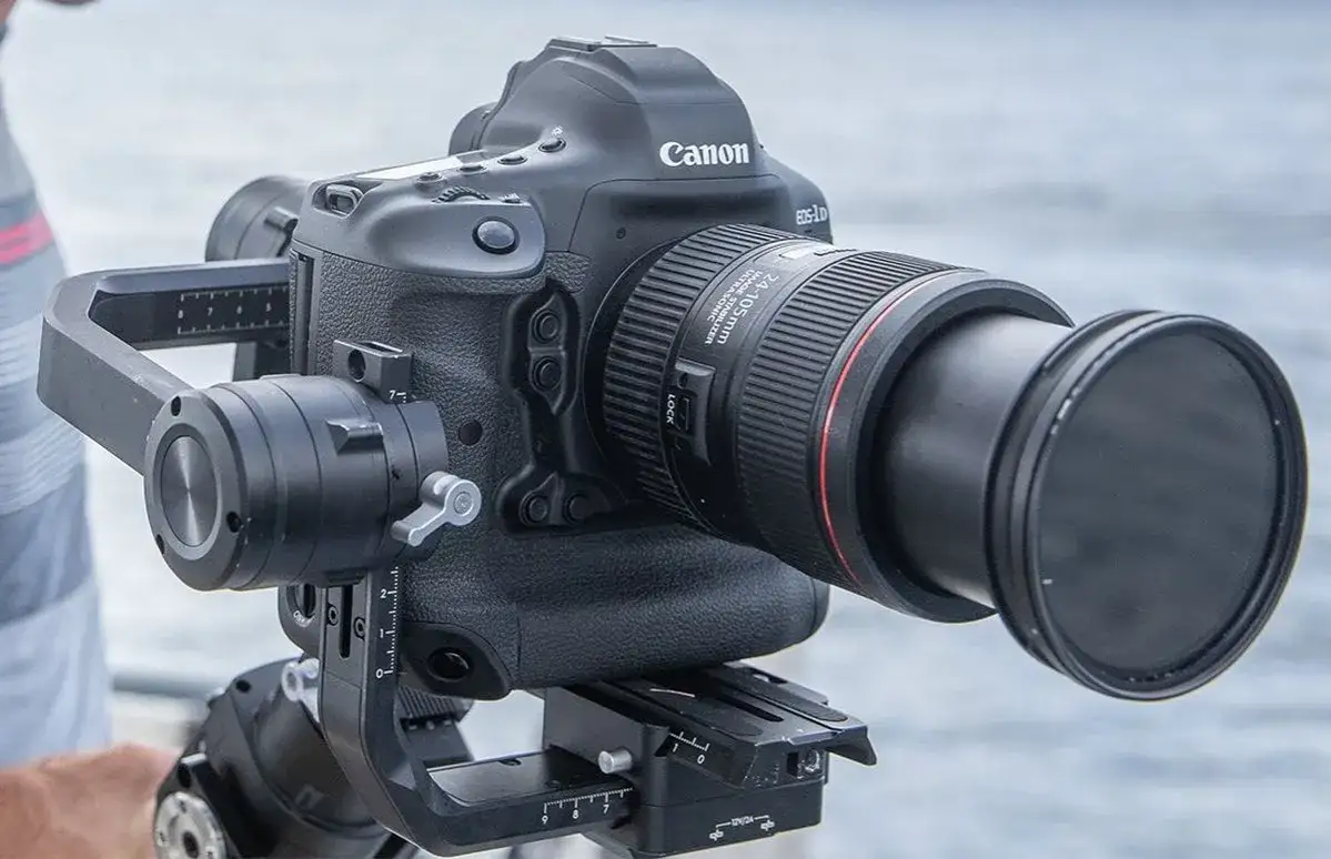 aparat Canon z obiektywem do filmowania