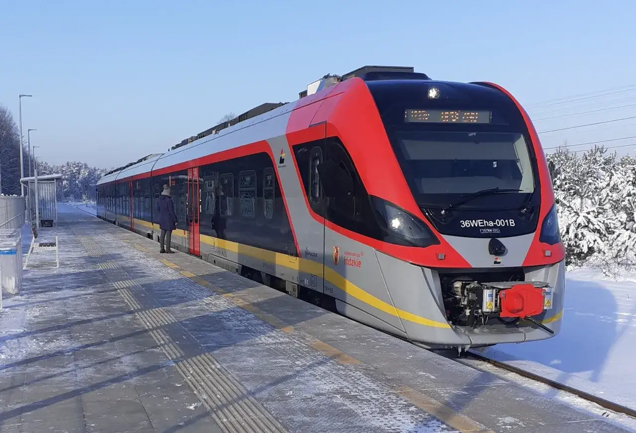 Szynobus opoczno tomaszów stoi na ośnieżonym peronie. Zima na torach.