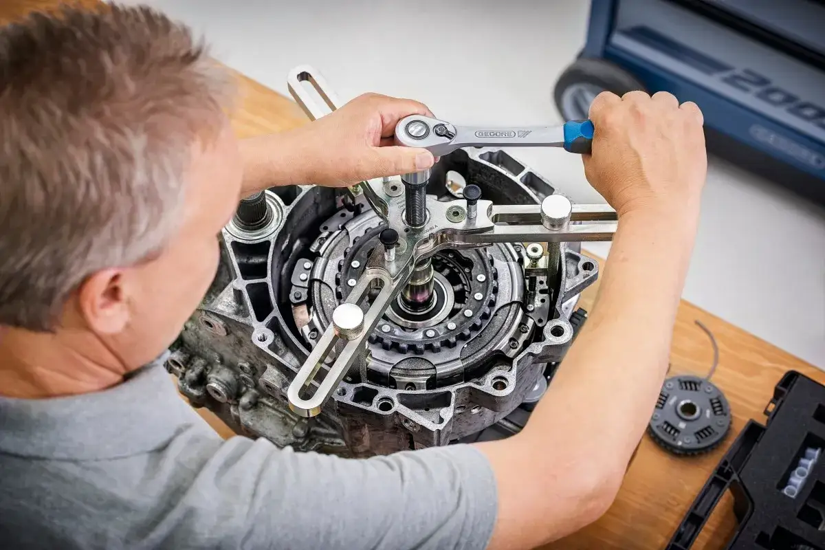 Mechanik używa specjalistycznego narzędzia do wymiany sprzęgła. Pozwala to obniżyć wymiana sprzęgła koszt.