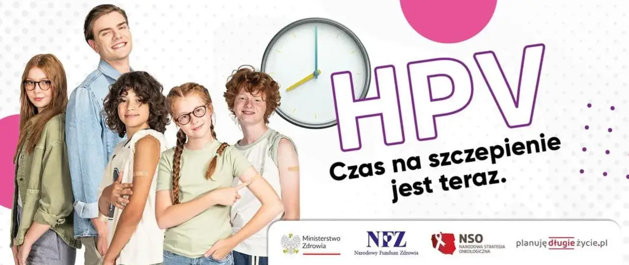 Grupa uśmiechniętych dzieci i młodzieży z plastrami po szczepieniu. Hasło: