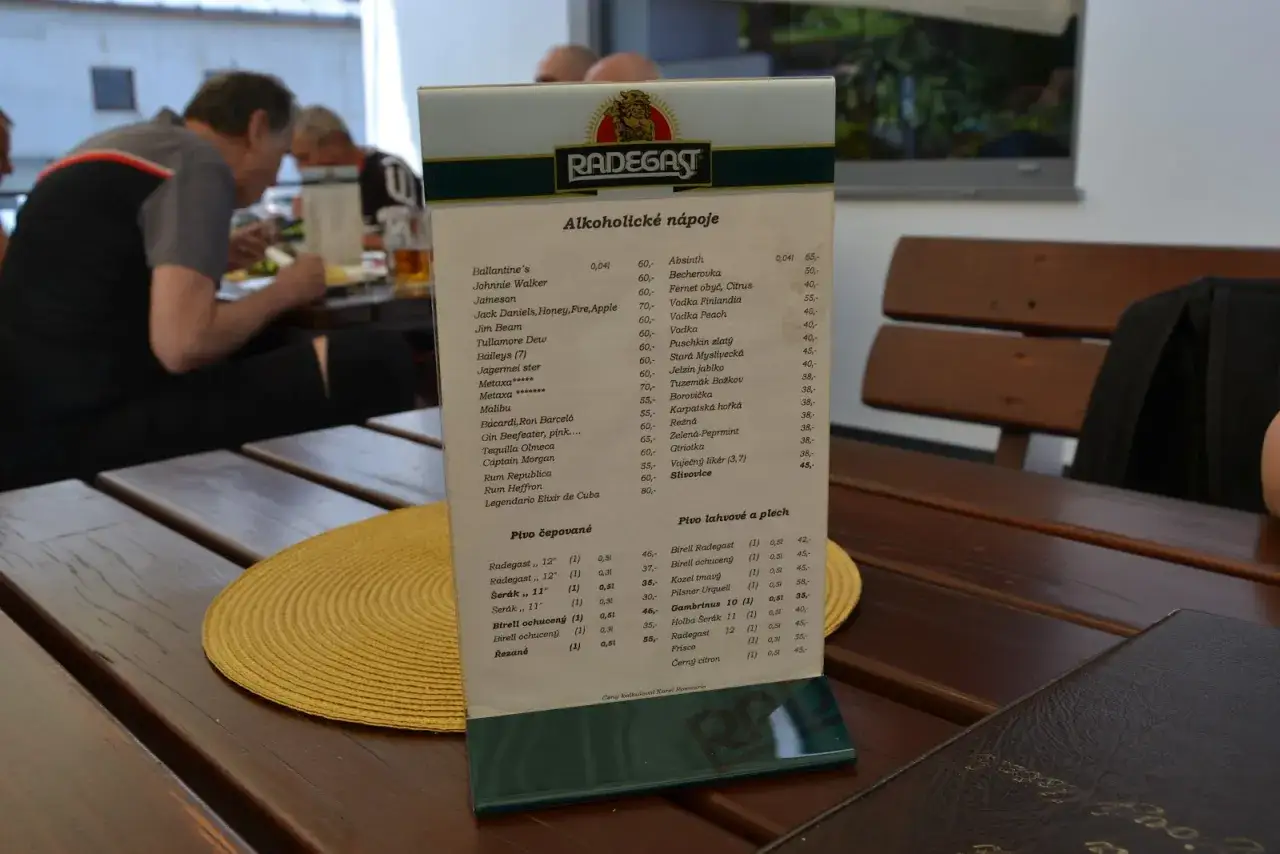 Menu z Czech, gdzie można sprawdzić, ile kosztuje obiad. Widoczne ceny piwa i napojów alkoholowych.