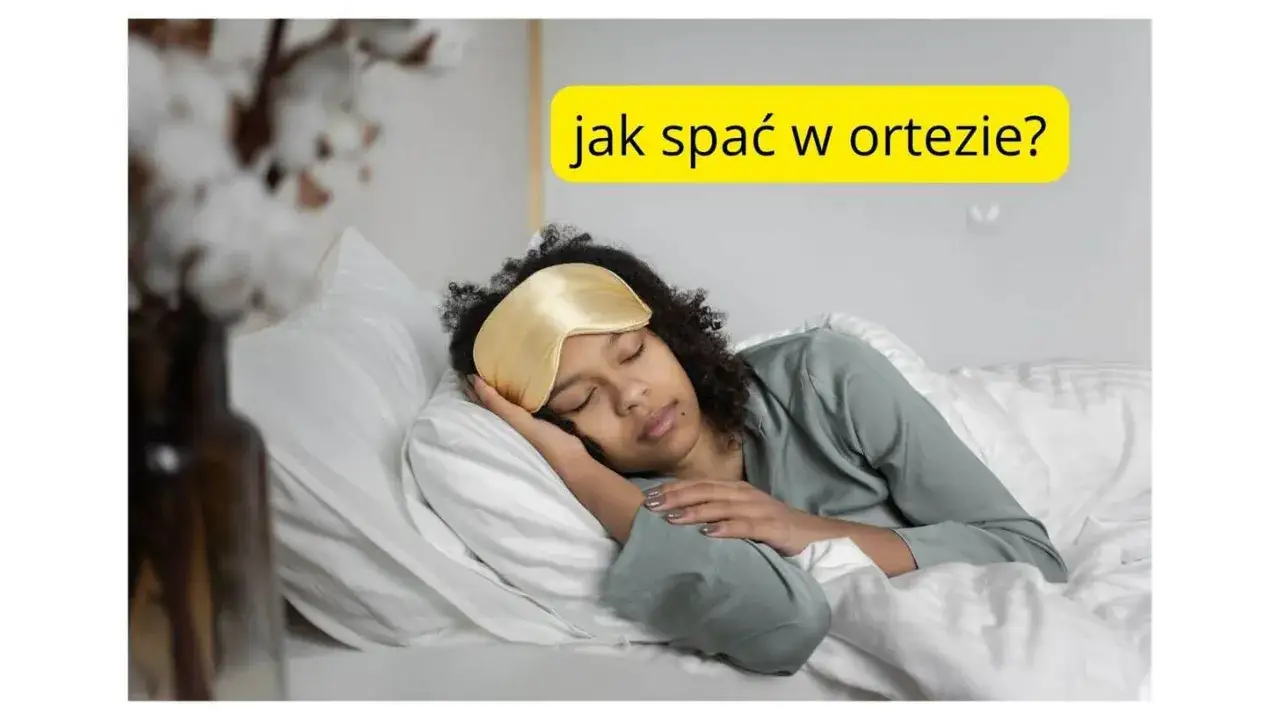 Kobieta śpi w łóżku z opaską na oczach. Tekst na żółtym tle pyta: jak spać w ortezie?