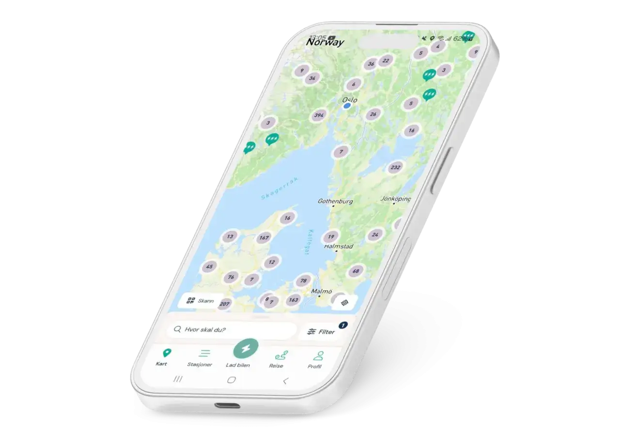 En mobilskärm visar en karta över Norge och Sverige med laddstationer för elbil. Sökfältet