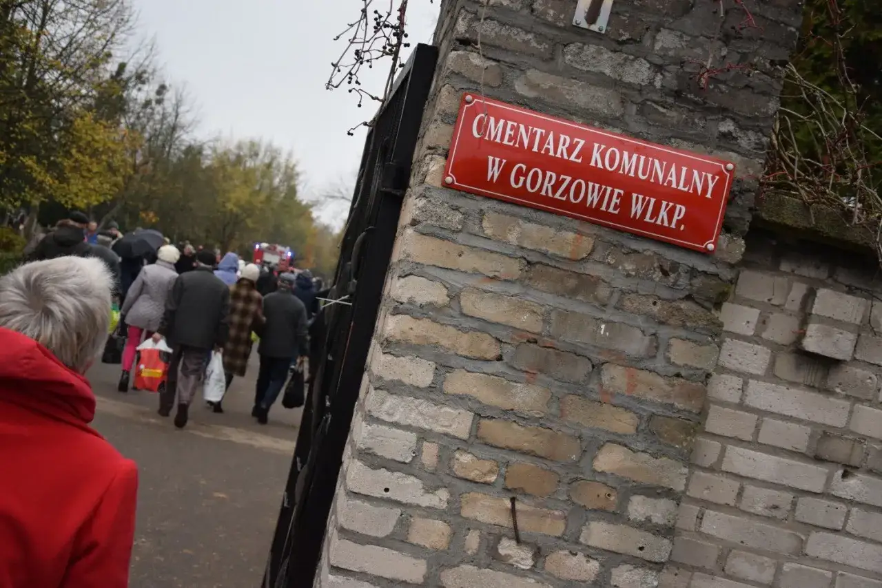 Cmentarz komunalny w Gorzowie Wielkopolskim. Ludzie idą na cmentarz, sprawdzając harmonogram.