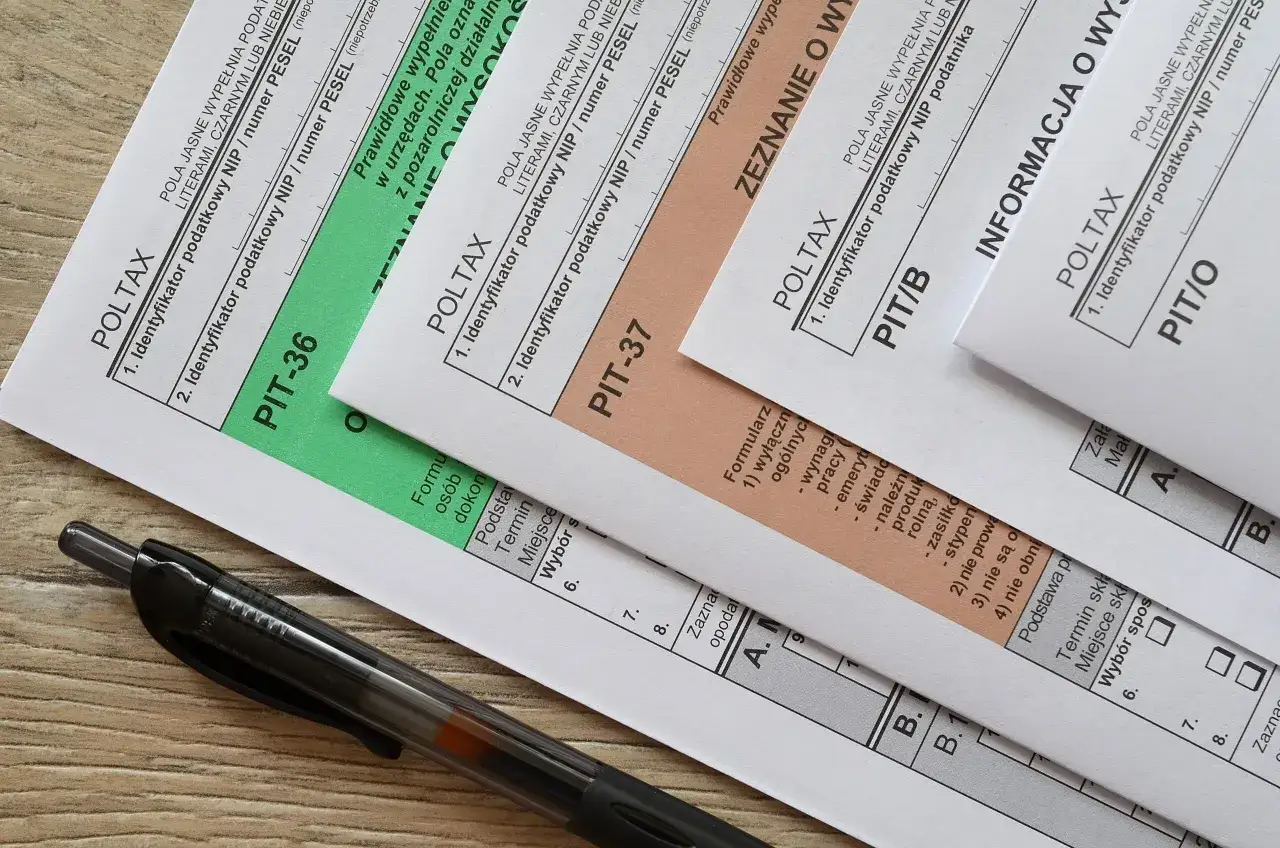 Na zdjęciu widać formularze PIT-36, PIT-37, PIT/B, PIT/O i inne dokumenty podatkowe. Czy można wysłać PIT pocztą? Tak, można.