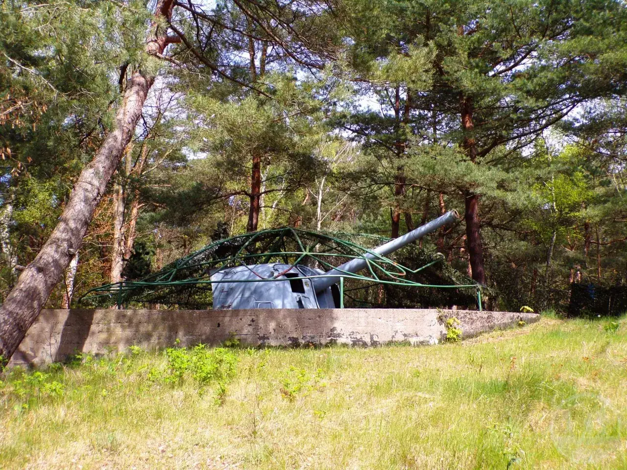 Zwiedzanie portu wojennego Hel to podróż w przeszłość. Widoczna tu armata to pamiątka dawnych czasów.