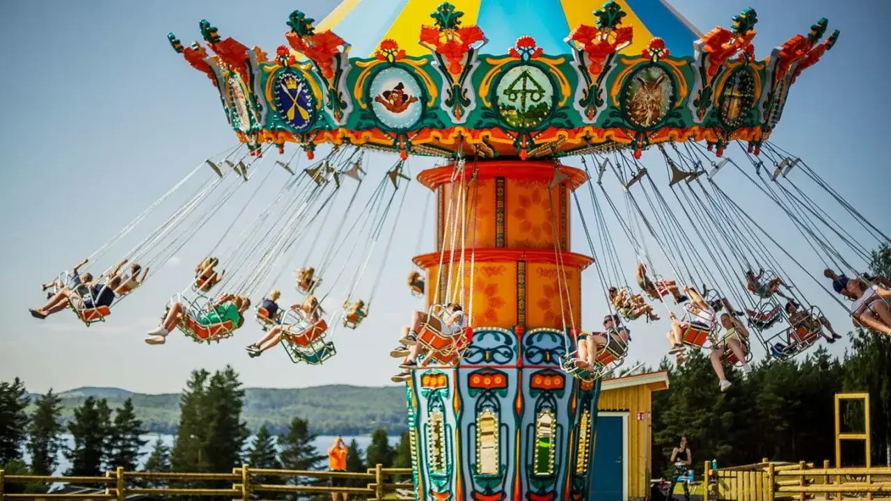 Karusellen snurrar glatt med folk i luften. En perfekt dag för att fundera på vad ska man hitta på idag!