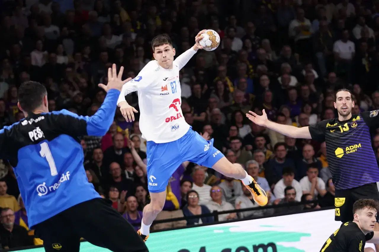 Piłkarz Wisły Płock z numerem 87 rzuca piłkę, próbując pokonać bramkarza z drużyny Nantes.