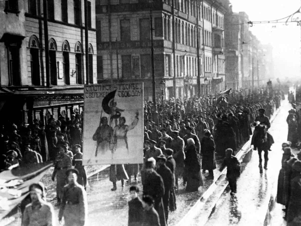 Demonstration in Russland während der Oktoberrevolution. Eine Menschenmenge marschiert mit einem Banner, das Freiheit verspricht.