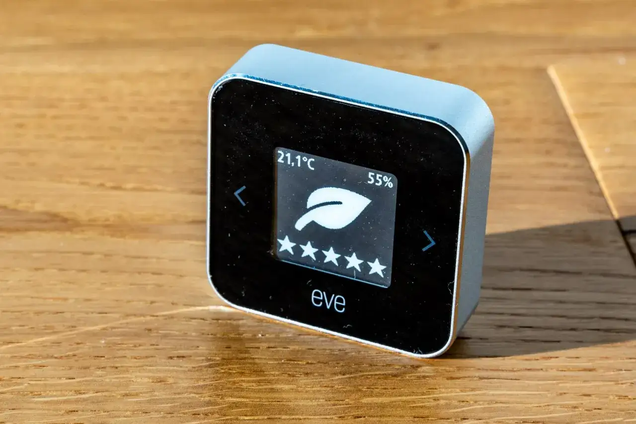 Ein Eve Room Sensor zeigt 21,1°C und 55% Luftfeuchtigkeit an. Nach einem eve room reset ist die Anzeige bereit für neue Messungen.