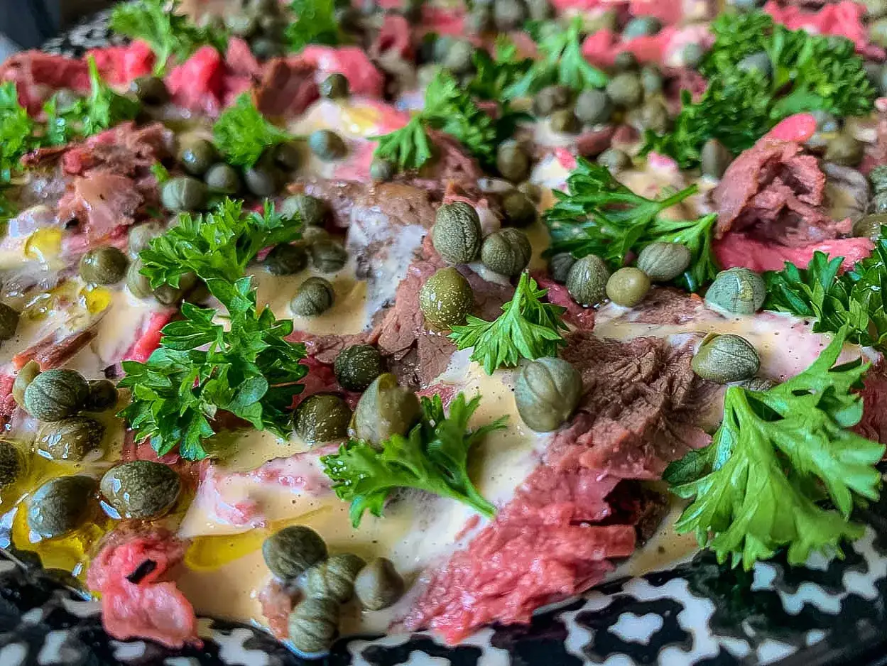 Wykwintne carpaccio z wołowiny z kaparami, natką pietruszki i kremowym sosem. Idealny sos do carpaccio.