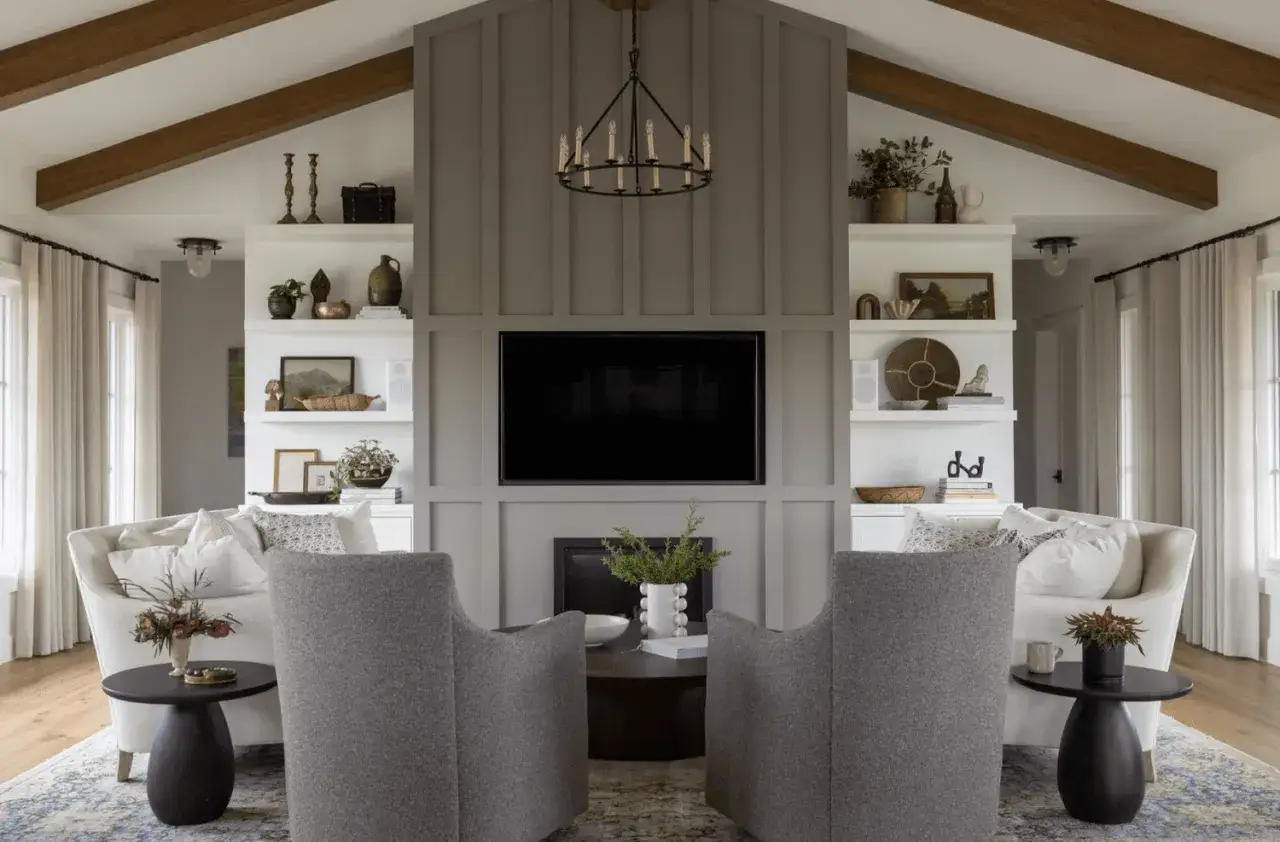 Salon moderne avec poutres apparentes. Une belle id&eacute;e peinture poutre plafond pour un style chaleureux et rustique.