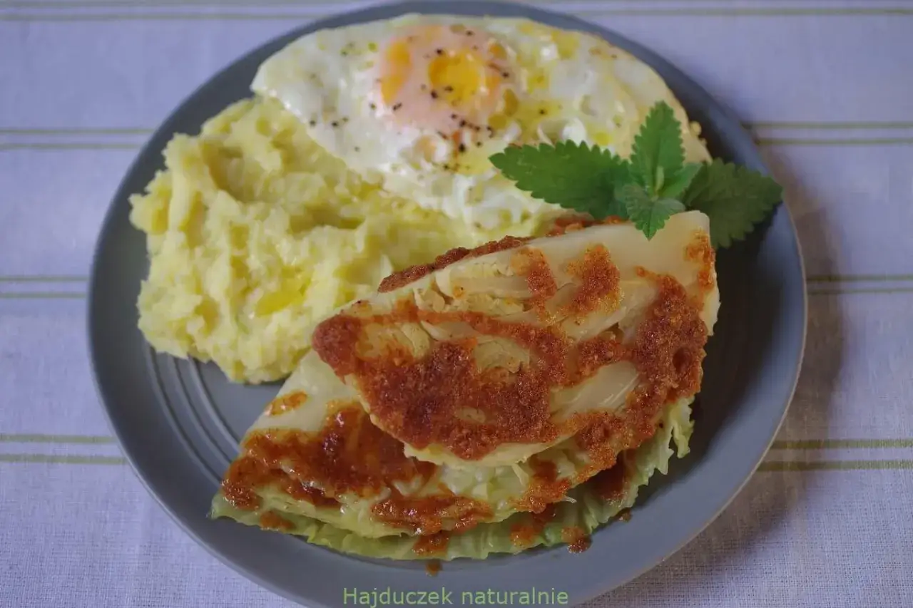 Smażona zupa z kapusty włoskiej z puree ziemniaczanym i jajkiem sadzonym. Pyszny, domowy obiad.