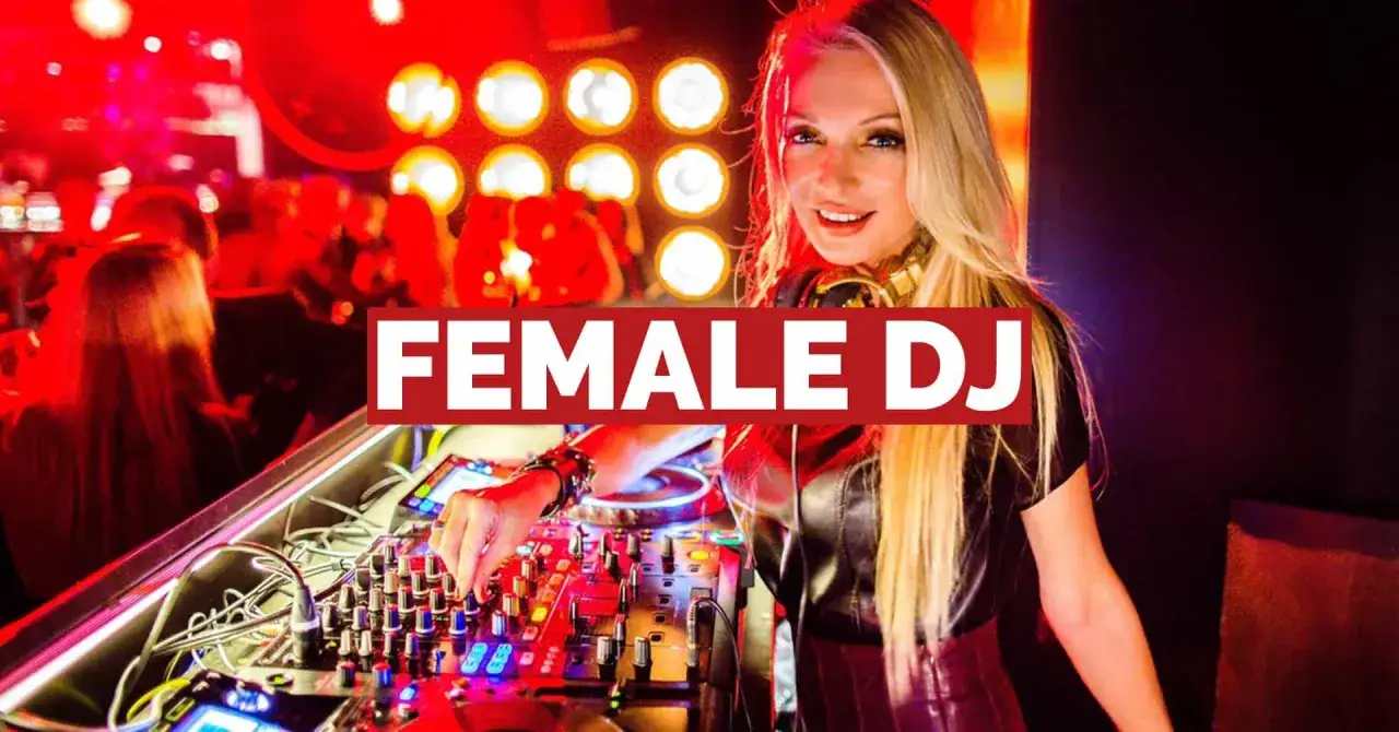 Une dj femme aux cheveux blonds mixe sur une console lumineuse, l'ambiance est électrique.