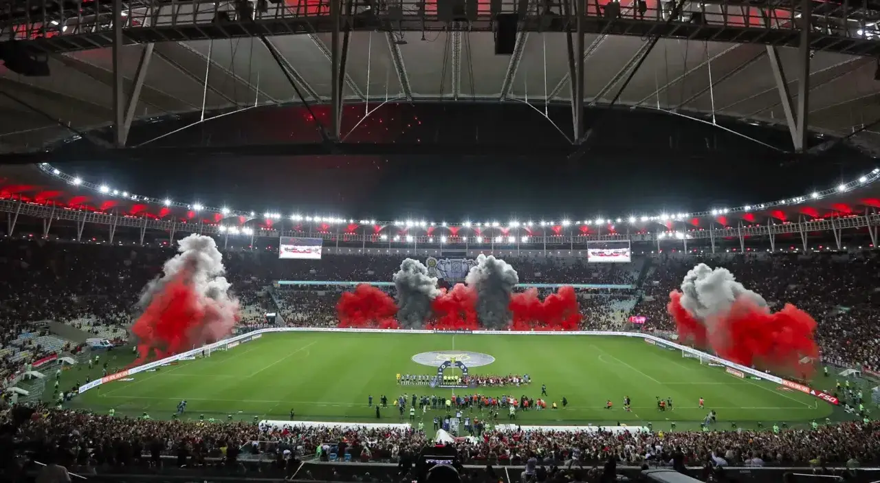 Stadion wypełniony kibicami, dymiące race w barwach czerwono-białych. Rozpoczynają się emocjonujące rozgrywki **campeonato brasileiro s&eacute;rie a**.