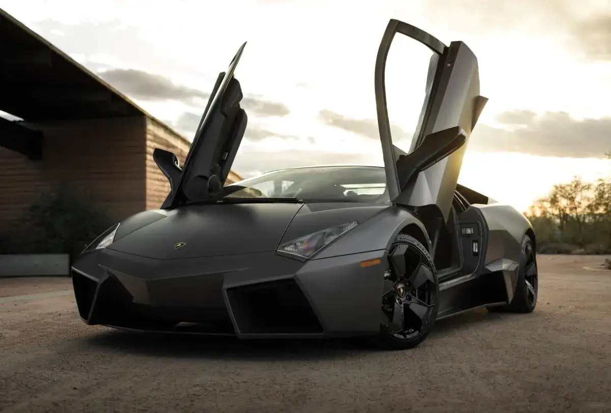 Matowy, czarny Lamborghini Reventon z otwartymi drzwiami, gotowy do startu.
