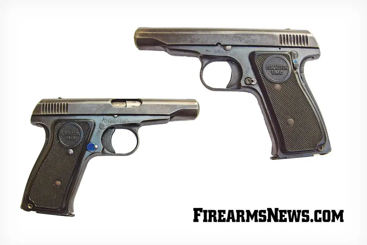 Deux pistolets Remington UMC, l'un plus grand que l'autre, posés sur un fond blanc.
