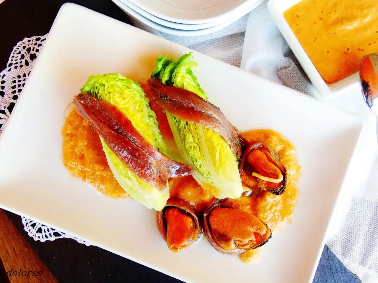 Cogollos frescos con anchoas y mejillones en salsa. Un plato ligero y sabroso.