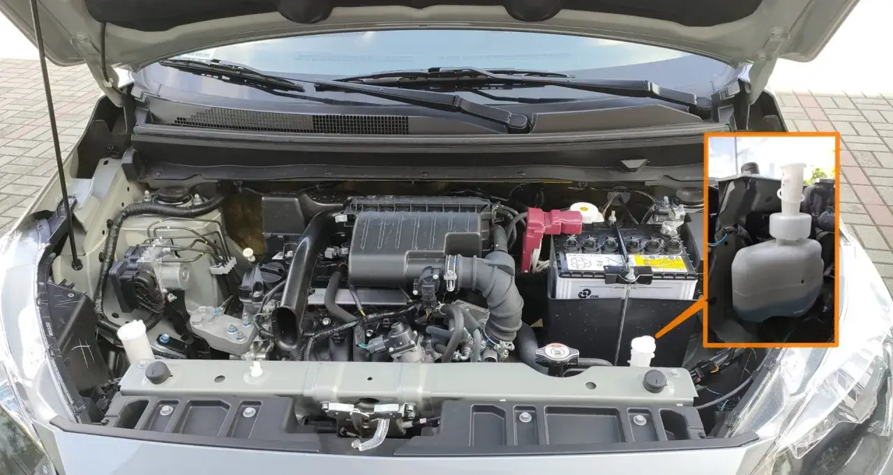 Silnik Mitsubishi ASX 1.6 benzyna. Widoczny zbiorniczek płynu do spryskiwaczy.