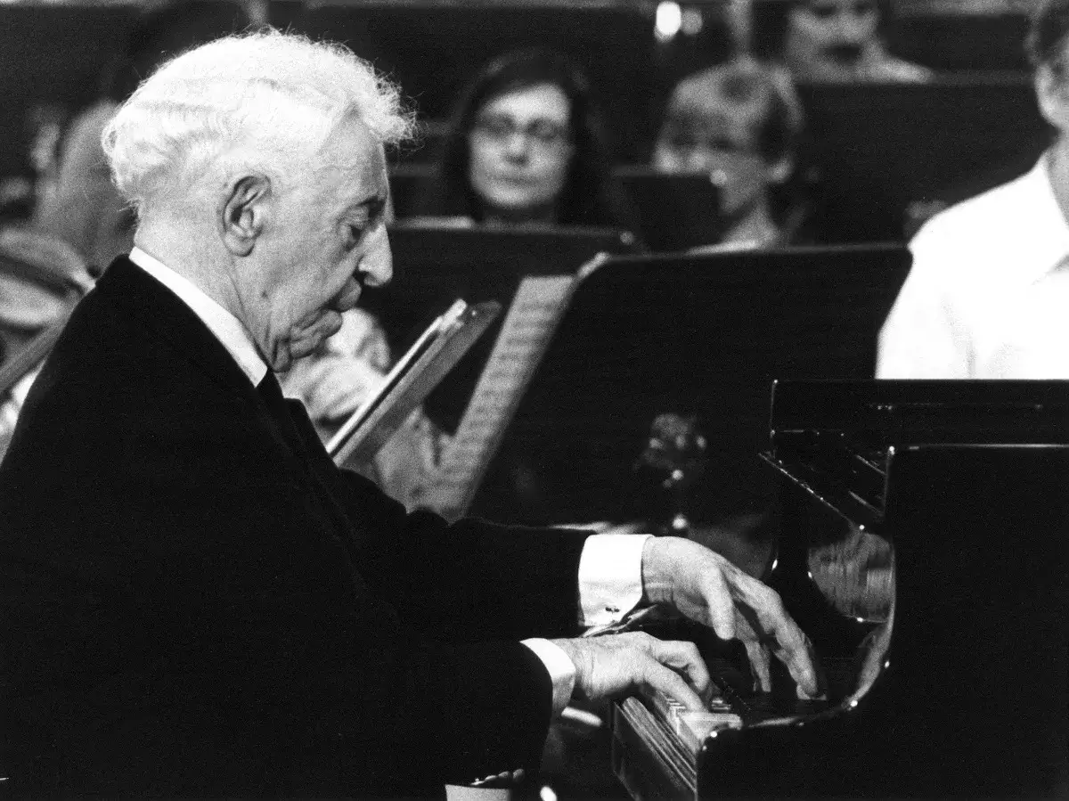 Artur Rubinstein, mistrz fortepianu, grając, budzi zachwyt. Ciekawostki o jego życiu i karierze są fascynujące.