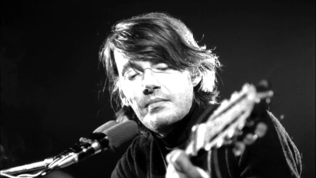 Uomo con chitarra e microfono, occhi chiusi, sembra concentrato. Attenti al gorilla, la sua musica è potente.