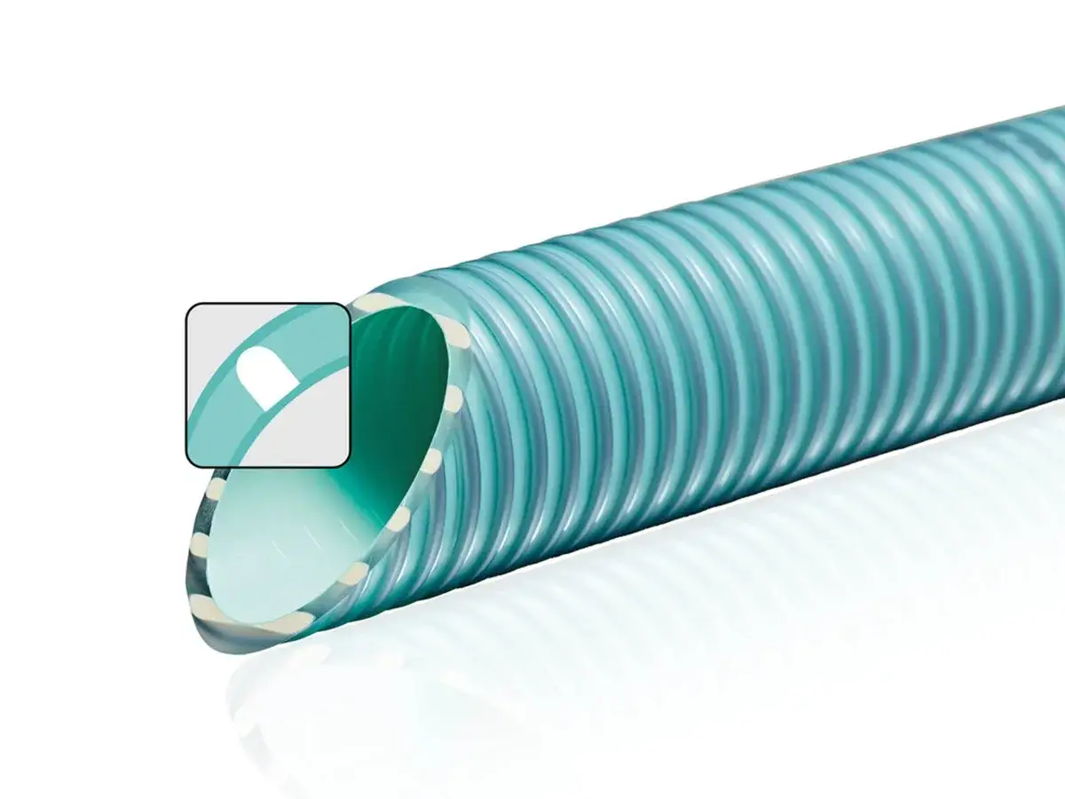 Gros plan sur un tube plastique souple bleu turquoise, c&ocirc;tel&eacute; et translucide, montrant sa flexibilit&eacute; et sa structure interne.